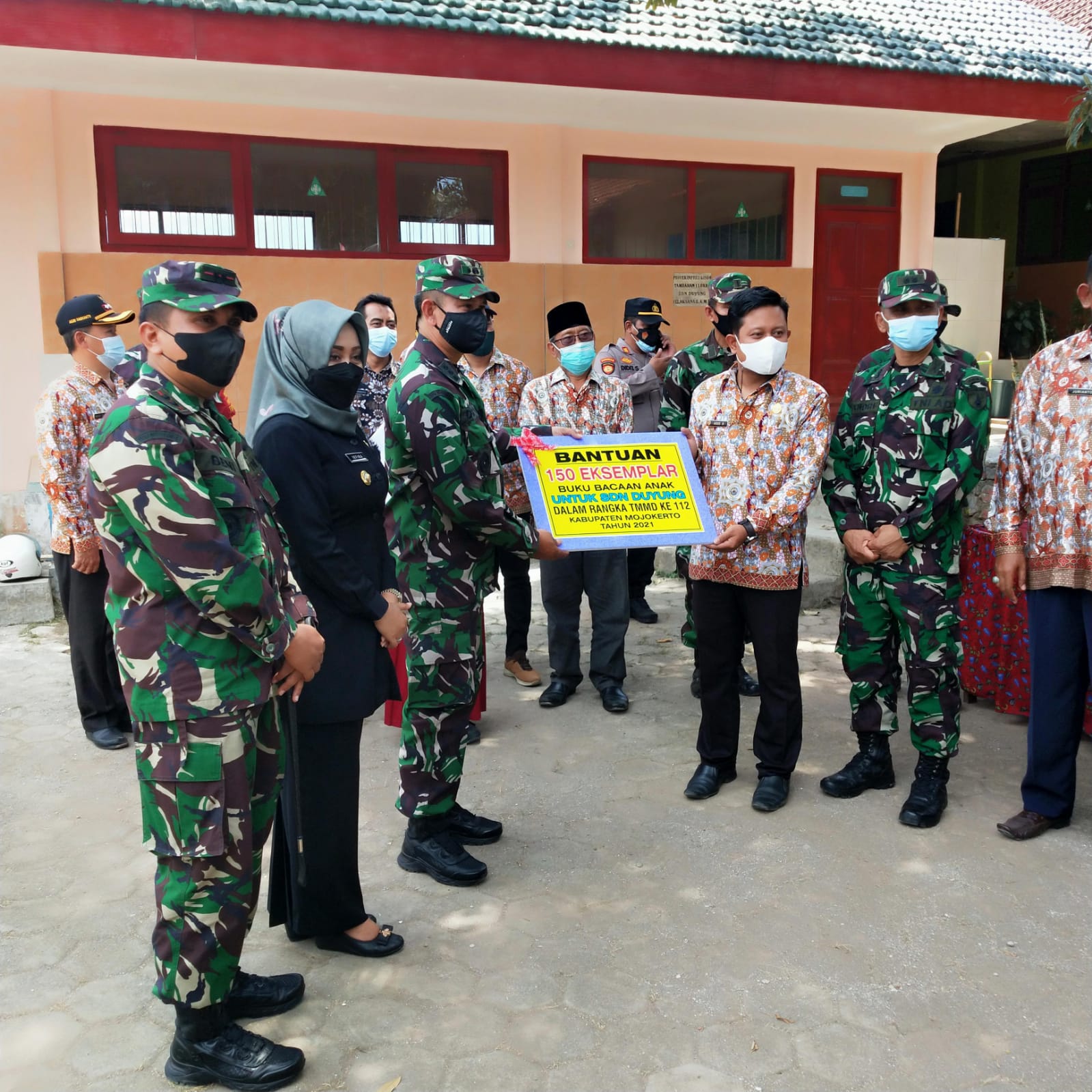 Penyerahan Bantuan Buku di Desa Duyung Kecamatan Trawas